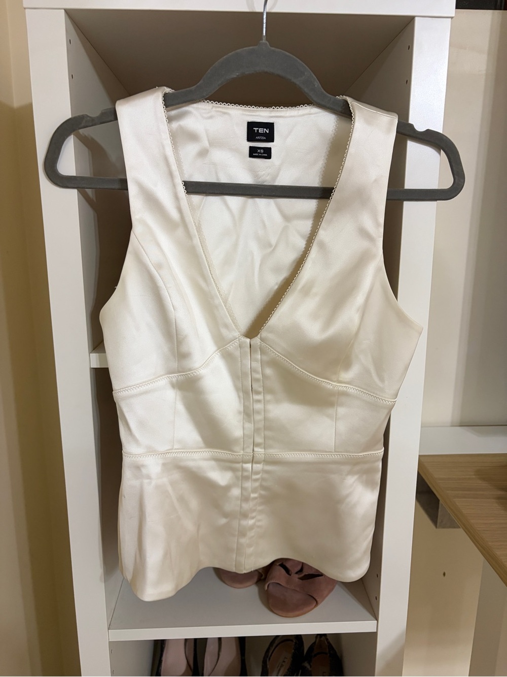 Aritzia TEN Cream Satin V-Neck canapé top| size xs